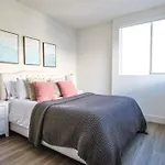 Spacious 2Bdr In Sm - 5 Minutes Walk To The Beach!