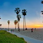 Spacious 2Br Near Santa Monica Beach, Walk Everywhere!