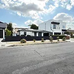 Modern 2Br Stylish & Cozy Unit