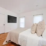 Charming 3B Retreat &Backyard