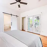 Charming 3B Retreat &Backyard