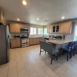 3 Bedroom 2 Bath Home With Jacuzzi Near Beverly Hills, Wi-Fi, Jacuzzi, Roku, Bbq, Giant Games Family Fun