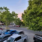 Perfectly Located Pico Robertson 3 Bedroom Apartment Walk To Restaurants Wifi Tv Game Console Parking 5 Minutes To Rodeo Drive