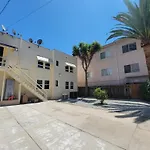Perfectly Located Pico Robertson 3 Bedroom Apartment Walk To Restaurants Wifi Tv Game Console Parking 5 Minutes To Rodeo Drive