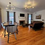 Perfectly Located Pico Robertson 3 Bedroom Apartment Walk To Restaurants Wifi Tv Game Console Parking 5 Minutes To Rodeo Drive