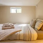 Beverly Glen Charming Gated Guesthouse