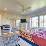Vacation Rental W Pool &Garden 6 Guests Near Csun