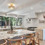 Studio City Stunning House With 5 Bedrooms, Pool, Jacuzzi, Fire-Pit, Guest House