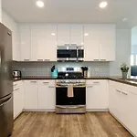 Stunning 3 Bedroom High-Rise With Pool, Spa, And Rooftop Views