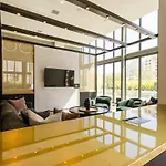 Stunning 3 Bedroom High-Rise With Pool, Spa, And Rooftop Views