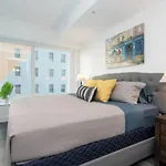 Modern 3 Bedroom High-Rise With Pool, Spa, And Rooftop Deck