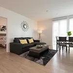 Chic 3-Bed Apt With Pool & Hot Tub In Heart Of Dtla