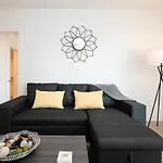 Chic 3-Bed Apt With Pool & Hot Tub In Heart Of Dtla