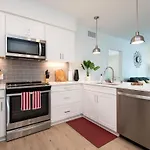 Chic 3-Bed Apt With Pool & Hot Tub In Heart Of Dtla