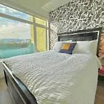 Top Floor Hollywood 1Br Condo With Views