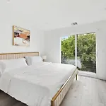 Hollywood View 3 Bedroom Family House