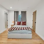 Luxurious Townhome W/3 Master Suites Gated Parking