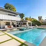 Contemporary Elegance Sleeps 16 Pool Hot Tub