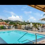 2-Bedroom Hollywood Apartment With Rooftop Pool And Stunning Views