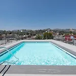 Stylish 2-Bedroom Apartment With Rooftop Pool And Hollywood Views