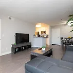 Stylish 2-Bedroom Apartment With Rooftop Pool And Hollywood Views
