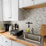 Studio Hideaway In Beachwood