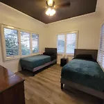 3 Bedroom Top Story Apartment Near Pico Blvd