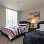 2Br Hollywood Apartment With Rooftop Pool And Stunning Views