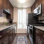 2Br Hollywood Apt With Rooftop Pool & Stunning Views