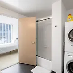 High Rise 1Bdr With Pool, Parking, Gym