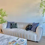 Designer 1 Bedroom Condo In Prime Hollywood