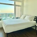 Penthouse With Views In Hollywood - One Bedroom W Parking