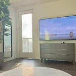 Penthouse With Views In Hollywood - One Bedroom W Parking