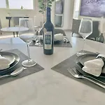 Penthouse With Views In Hollywood - One Bedroom W Parking