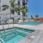 Sunset Lounge On Sunset Blvd With Pool & Jacuzzi
