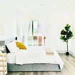 Newly Gated Stylish Steps To Hollywood 2B2B
