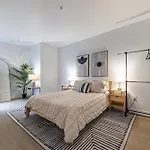 Stylish 2Bdr & 2Bth - 15 Mins Walk To The Beach!