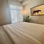 Sexy One Bedroom Apartment - Pool View & Parking