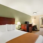 Howard Johnson By Wyndham Reseda Hotel & Suites