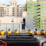 Bright, Cozy & Clean In Dtla W/ Amazing Rooftop!
