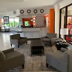 Howard Johnson By Wyndham Reseda Hotel & Suites