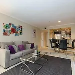 Hollywood Apartment With Balcony