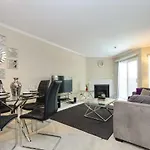 Hollywood Apartment With Balcony