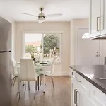 Hollywood Blvd Suite Plus Parking