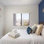 Hollywood Blvd Suite Plus Parking