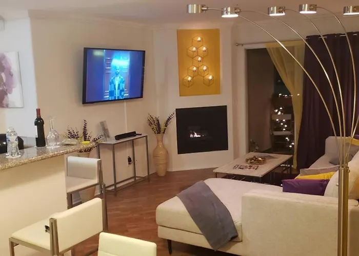Lovely 2 Bedroom Condo Near The Heart Of Hollywood