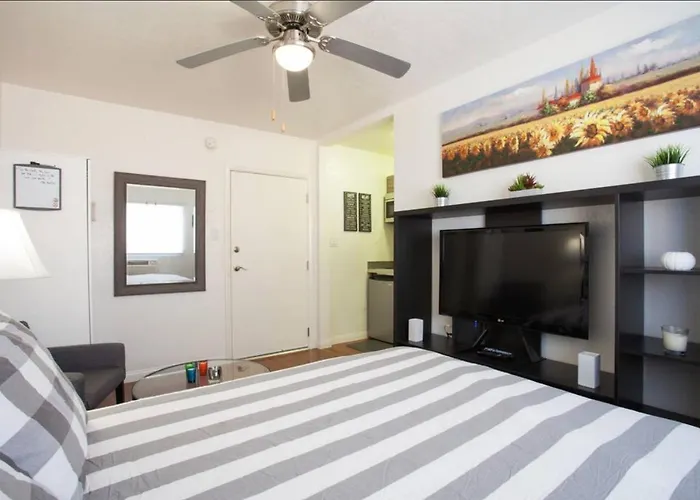 Hollywood Deluxe Suites