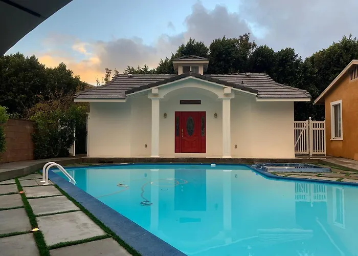 A Serene Home With 5Br, 3Ba, Pool, Spa, And Mini-Golf