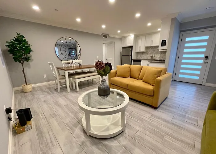 Stylish Hollywood Townhouse - Ideal Location