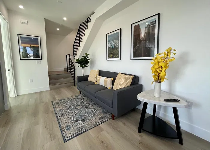 Exclusive Artist Gallery Home - Central La Location